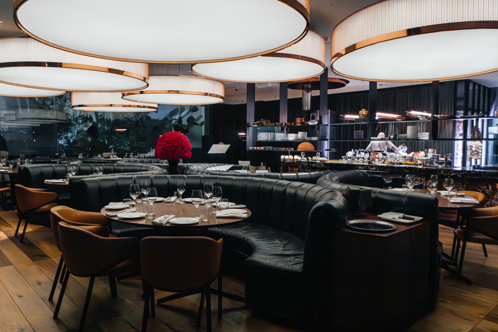 Vista del comedor de MR PORTER Barcelona con mesas preparadas.