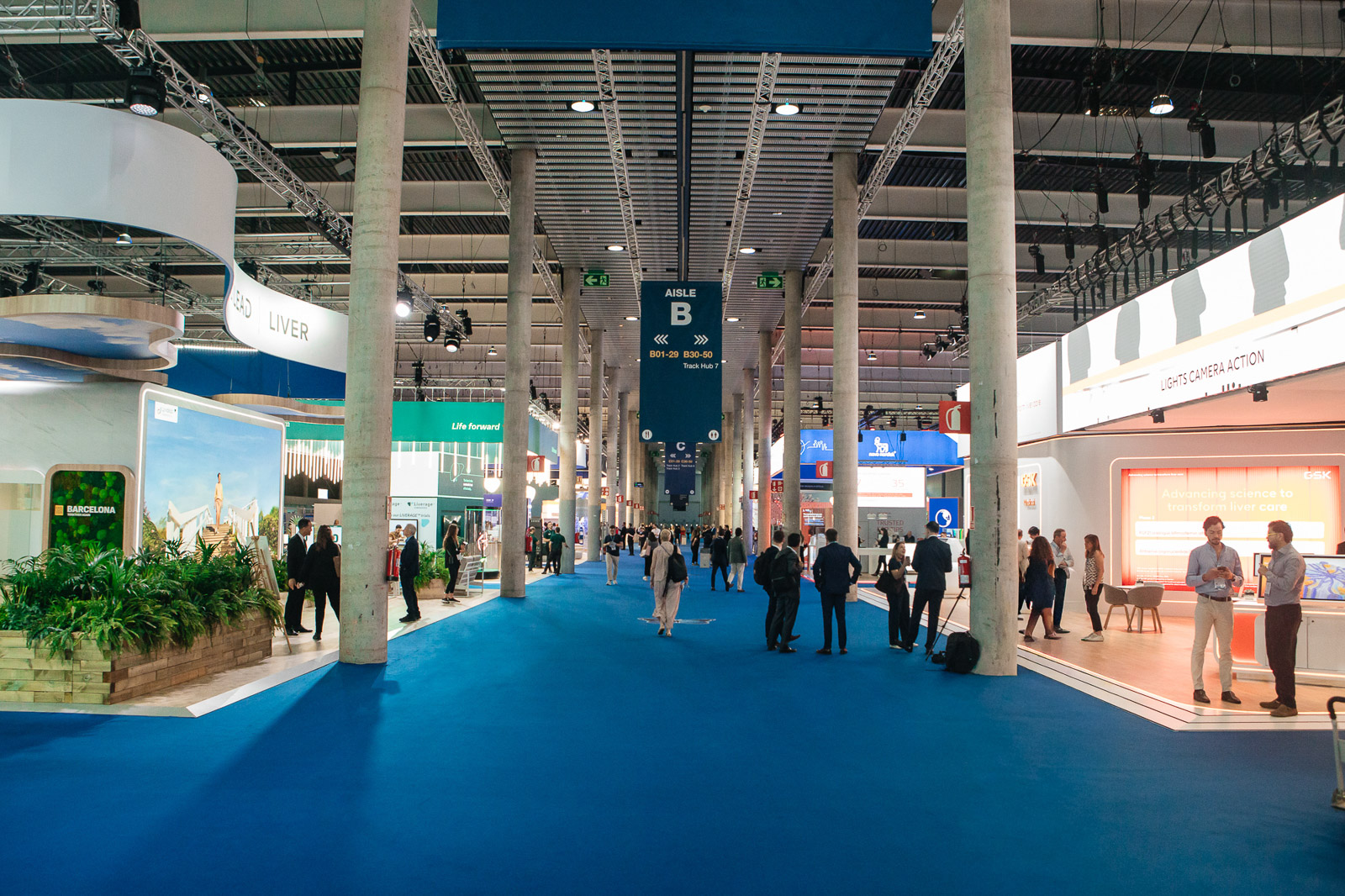 Vista general de los pasillos y stands de la zona expositiva de EASL Barcelona.