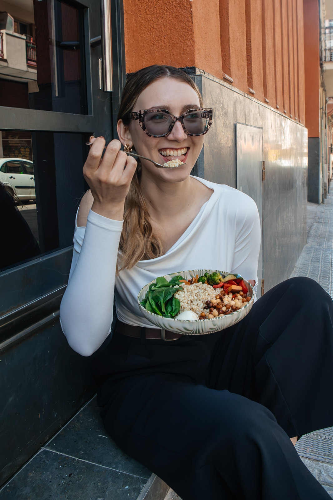 Persona sonriendo con un bowl y un tenedor en Fresora.
