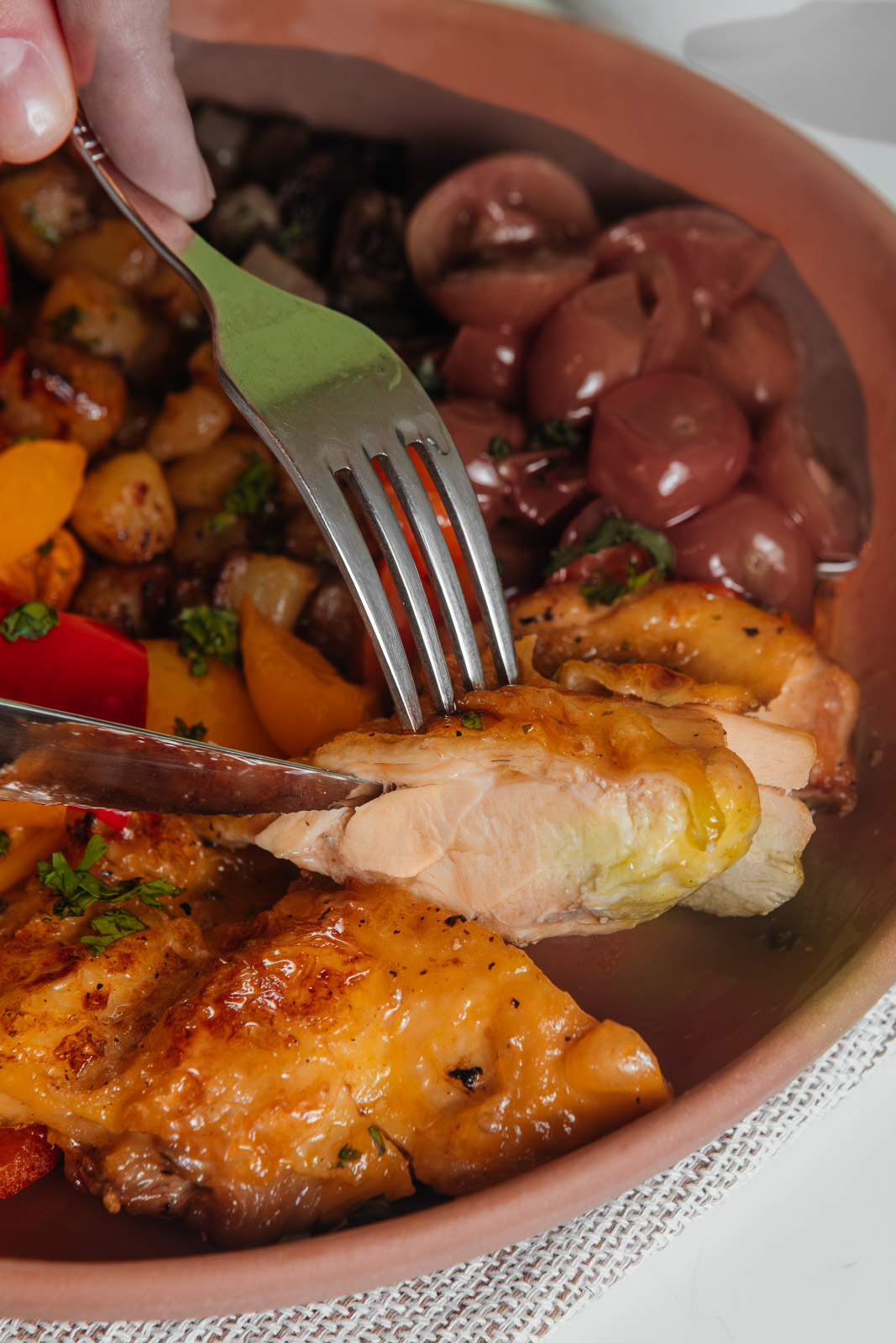 Primer plano de pescado y verduras con un tenedor.