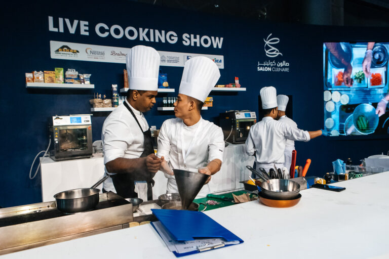 Chefs durante una demostración de cocina en directo en el Salon Culinaire de Hospitality Qatar.