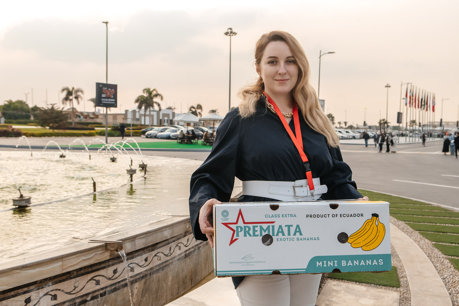 Representante de Levexport con una caja PREMIATA en el exterior del recinto ferial.
