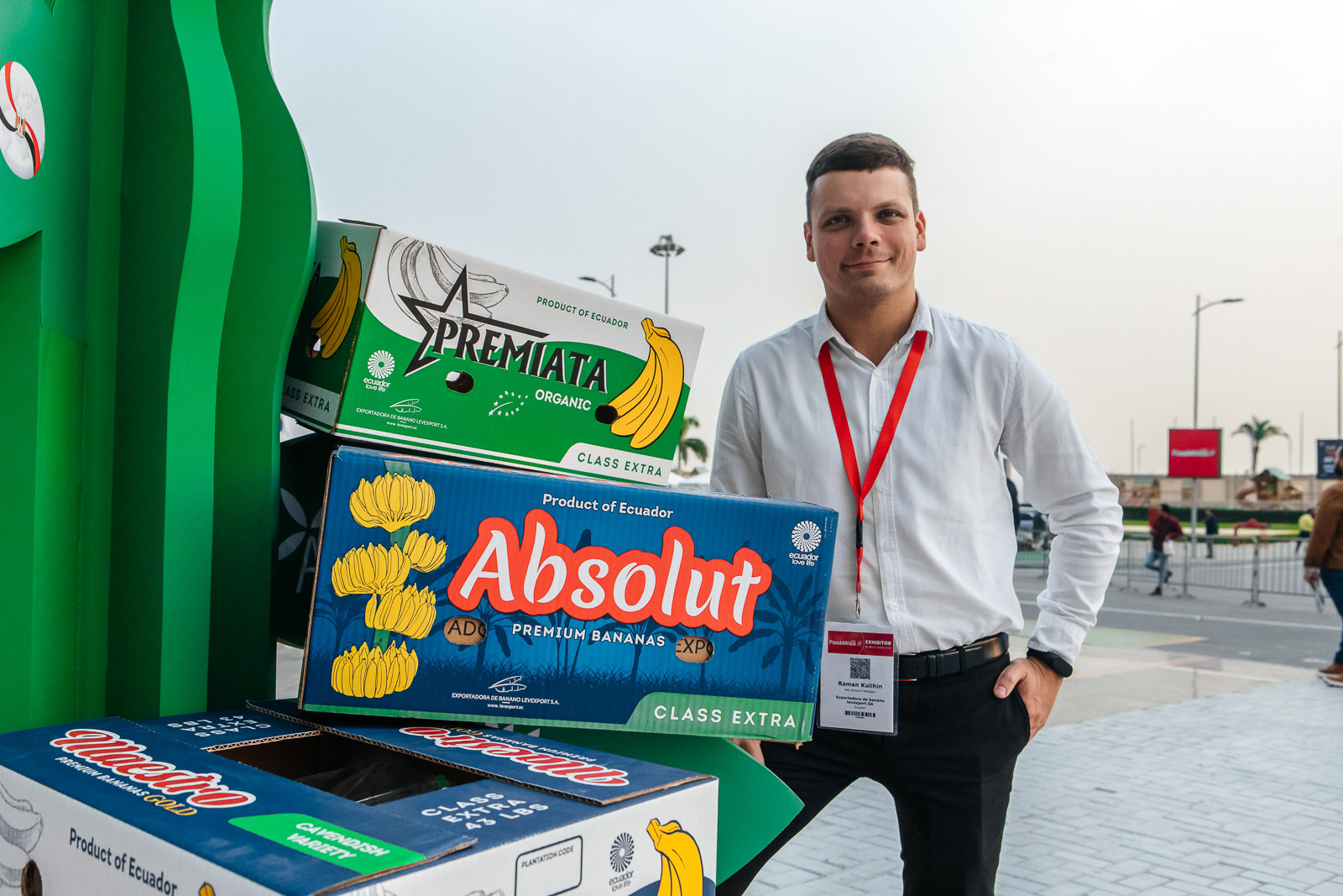 Representante de Levexport junto a cajas de bananas PREMIATA y Absolut en Food Africa.