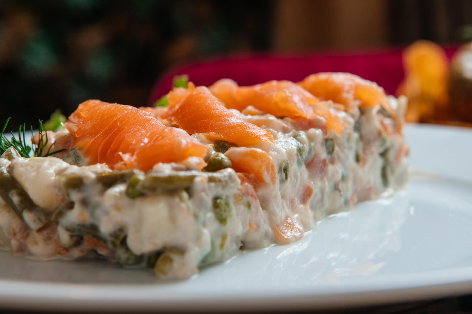 Rollos de sushi con salmón servidos sobre un plato blanco.