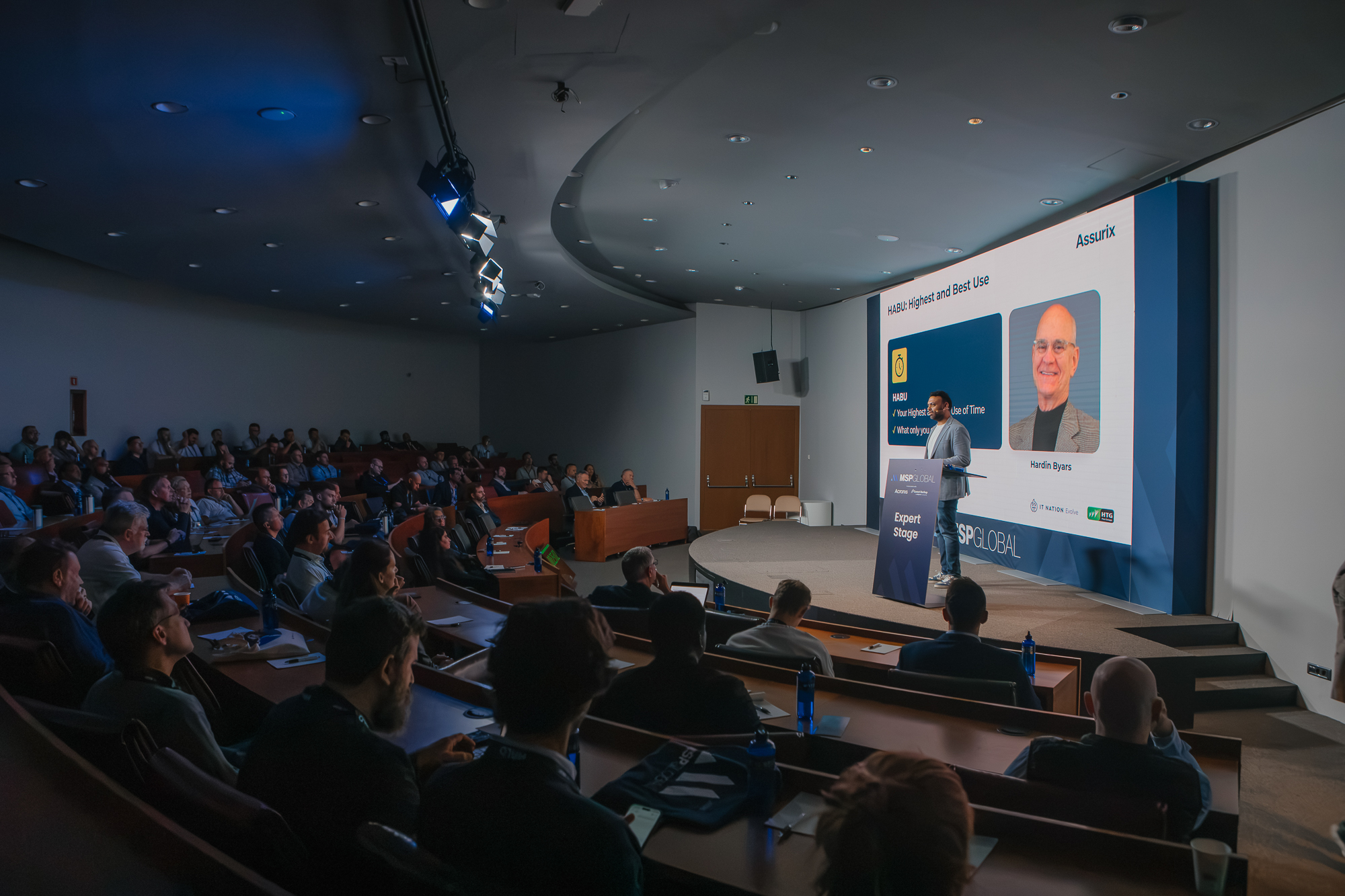 Auditorio con asistentes y una ponencia de MSP GLOBAL en PortAventura Convention Centre.