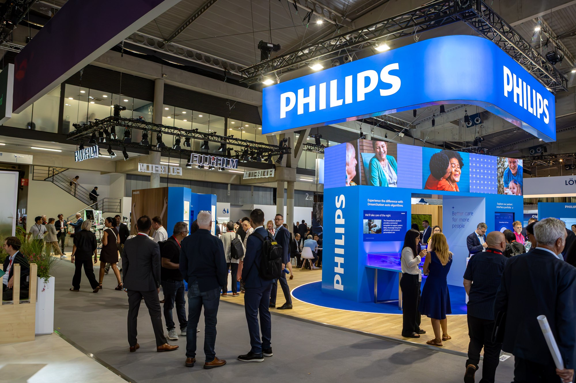 Stand de Philips con pantallas y equipos en la exposición de ERS.