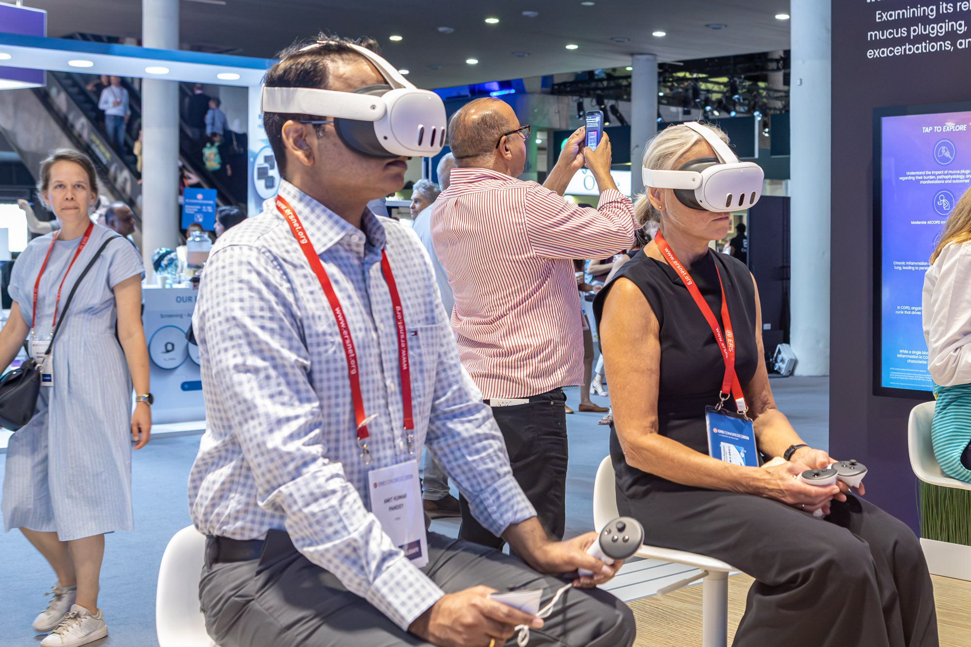 Asistentes probando visores de realidad virtual en un stand de ERS.