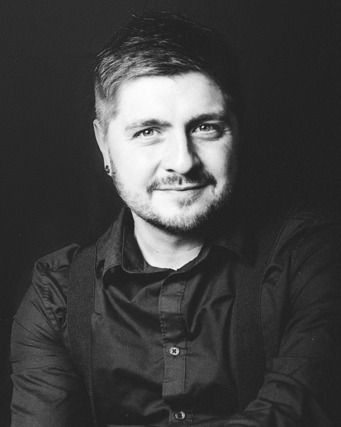 Retrato en blanco y negro de Maxim Lieshchov, fotógrafo en Barcelona